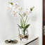 Centre de table orchidée artificielle blanche dans un vase en verre, arrangement floral de phalaenopsis réaliste avec des pierres décoratives pour la décoration de table de bureau à domicile