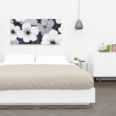 Fleurs blanches avec contours de feuilles - Toile grise contemporaine