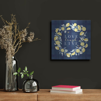  «Live Laugh Love Lemon Wreath» par Elizabeth Tyndall, art mural en métal, 12 po x 12 po