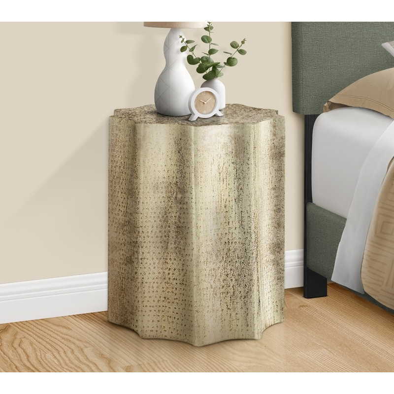 Élégante table d'appoint en métal fabriquée à la main avec une conception festonnée, parfaite pour le salon et la chambre à coucher