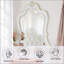 Miroir élégant et intemporel à finition perle avec bord biseauté et design complexe pour rehausser le décor de n'importe quelle pièce