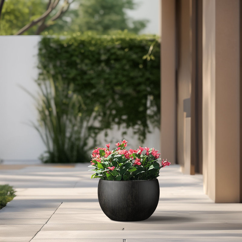 Pot à fleurs en ciment Highwoods, H 10,5 po x l 15 po x P 15 po, Noir bronzé