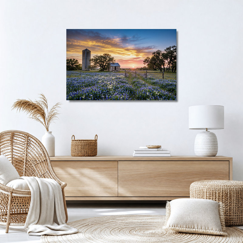 Tableau sur toile représentant un champ de bleuets avec un silo en métal et une cabane en pierre, H 24 po x l 36 po