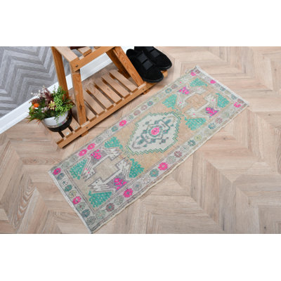 Charmant petit tapis turc rétro parfait pour les salles de bain et les vestibules dans un ton orange chaud avec des motifs tribaux anatoliens complexes