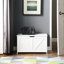 Coffre de rangement de couleur blanche, conception classique, charnières robustes, rangement polyvalent rétro dans la chambre à coucher, rangement, poignée en U, structure, convient au vestibule-130797179