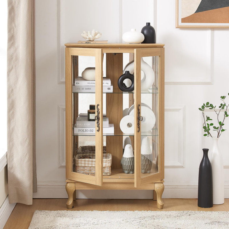 Élégante armoire vitrée en chêne clair avec portes en verre trempé, lumière DEL, panneau arrière en miroir et tablettes réglables - rangement parfait pour la maison et le bureau
