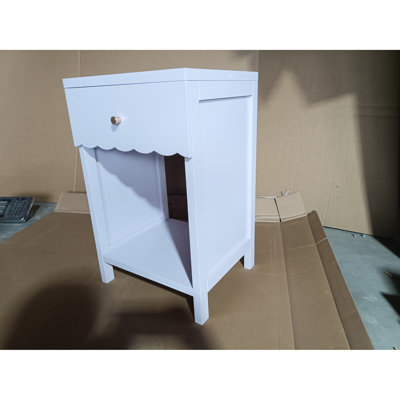 Table de chevet mauve moderne avec tiroir et tablette ouverte, bordure festonnée pour la chambre à coucher, table de chevet minimaliste épurée