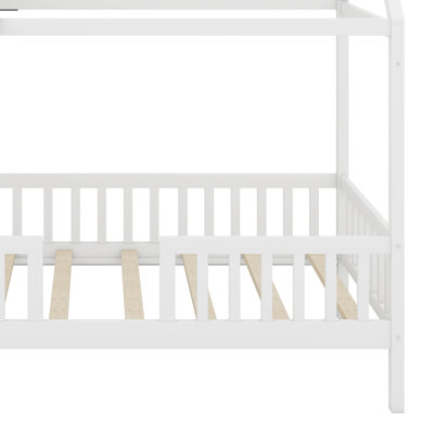 Lit en bois avec clôture