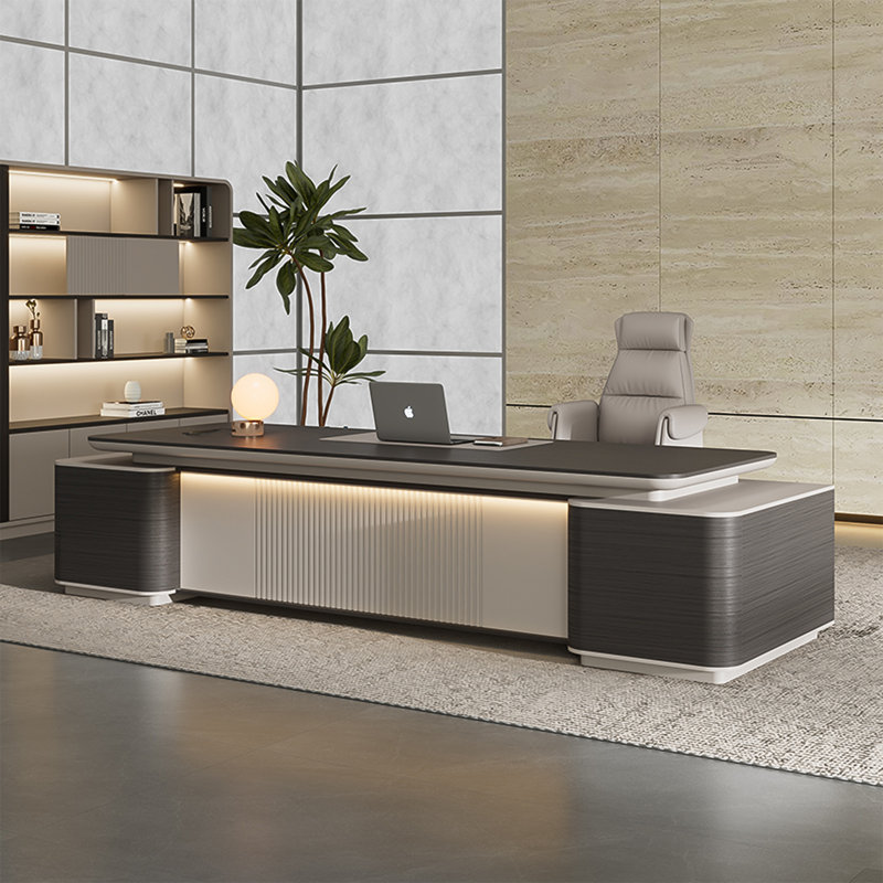 Bureau de direction moderne en forme de L gris foncé et beige clair avec armoires de rangement et multiprise intégrée, bureau de PDG de qualité supérieure