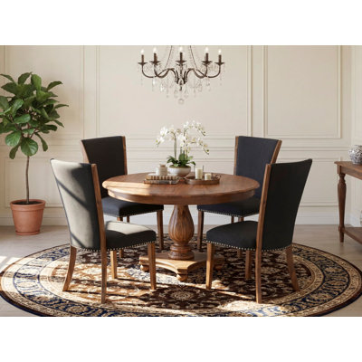Cet ensemble de 5 pièces comprend une table de cuisine ronde de 54 po avec piédestal et 4 chaises rembourrées en tissu noir, noyer antique