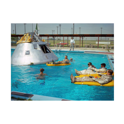 «Apollonaut 1 Astronauts fonctionnant au bord de la piscine», reproduction sur toile sans cadre