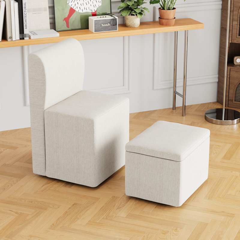 Les chaises roulantes en lin beige rehaussent l'ambiance de la maison