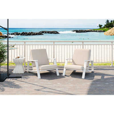 Fauteuil club d'extérieur de 2 personnes, structure blanche avec coussins beiges, idéal pour se détendre dans un patio, avec coussins et bois