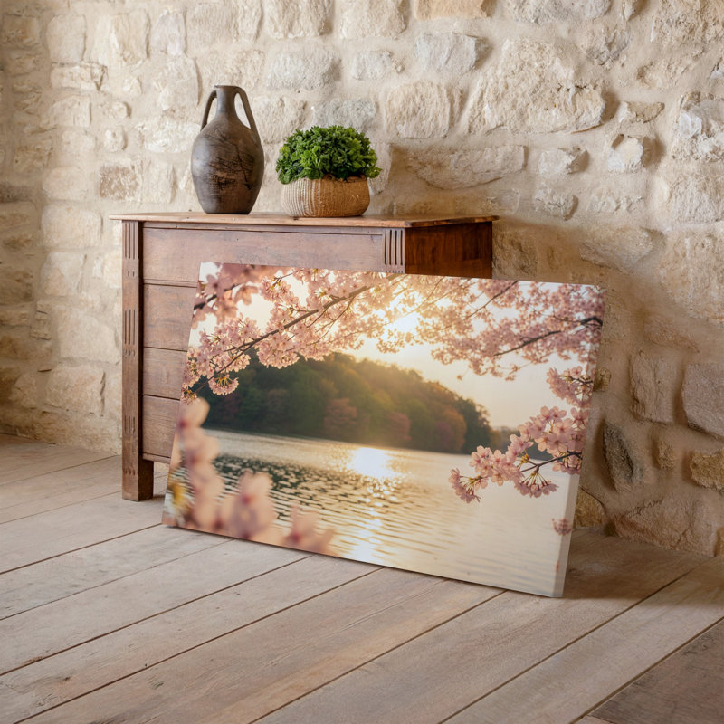 Toile, scène sereine de printemps mettant en vedette des fleurs de cerisier roses délicates encadrant le dessus et les côtés de l'image avec leur toile tendue