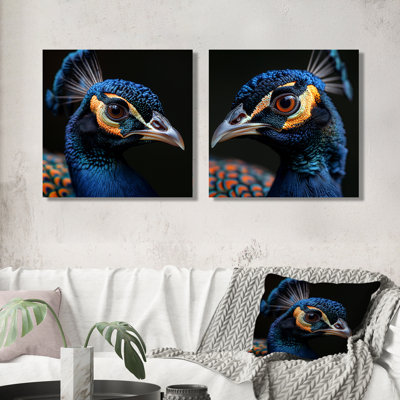 Impressionnant portrait de paon sur une photo noire I - paon, art mural animal - décoration murale moderne 2 pièces