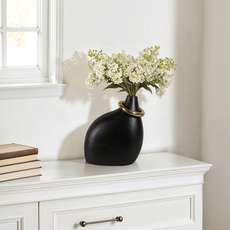 Vase moderne en métal et aluminium avec silhouette sculpturale et anneau décoratif audacieux pour un décor contemporain