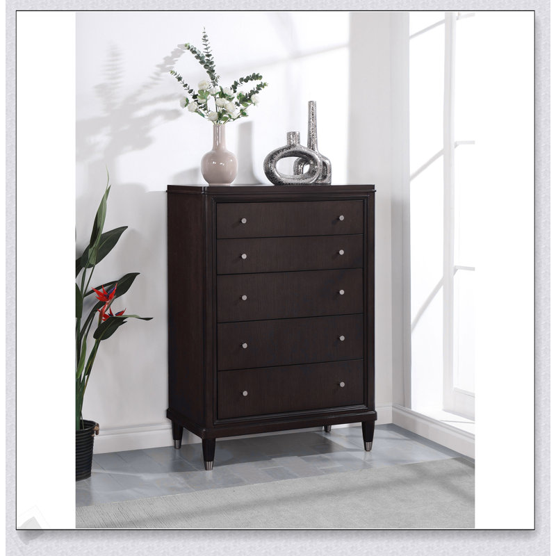 Commode brune à 5 tiroirs avec un design élégant et beaucoup de rangement, parfaite pour les chambres à coucher modernes.