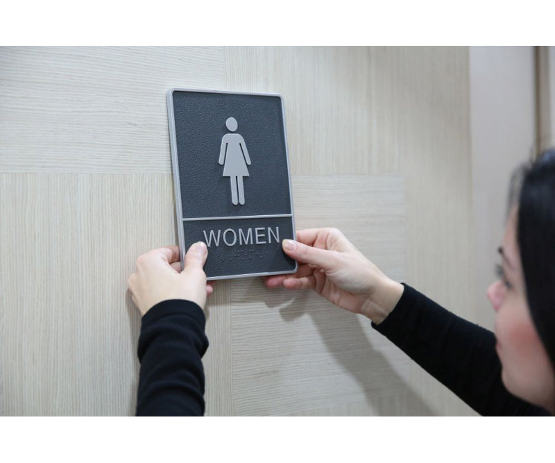 Plaque de porte de toilettes