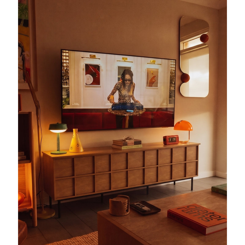 Meuble télé 86,6 po en bois moderne avec portes et rangement texturés, pour téléviseurs jusqu'à 90 po