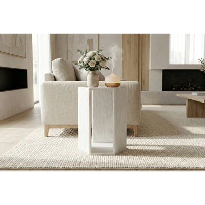 Table d'appoint hexagonale en marbre blanc, forme architecturale avec centre creux, pour la décoration de la chambre à coucher. Surface mate lisse mettant en valeur les veines, pour une touche naturelle dans le salon.