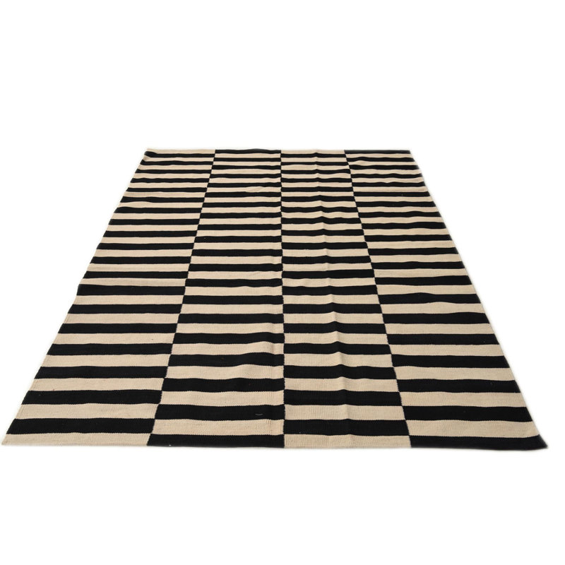 Tapis noir et blanc 5 x 8 Petrella
