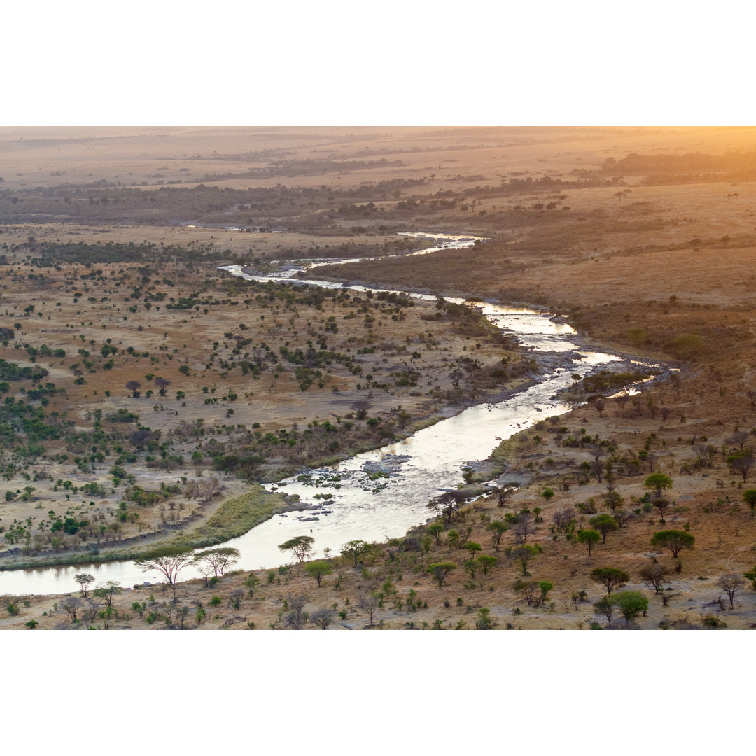 Der Mara-Fluss schlängelt sich durch die Serengeti, Tansania Afrika von KenCanning - Druck ohne Rahmen auf Leinwand