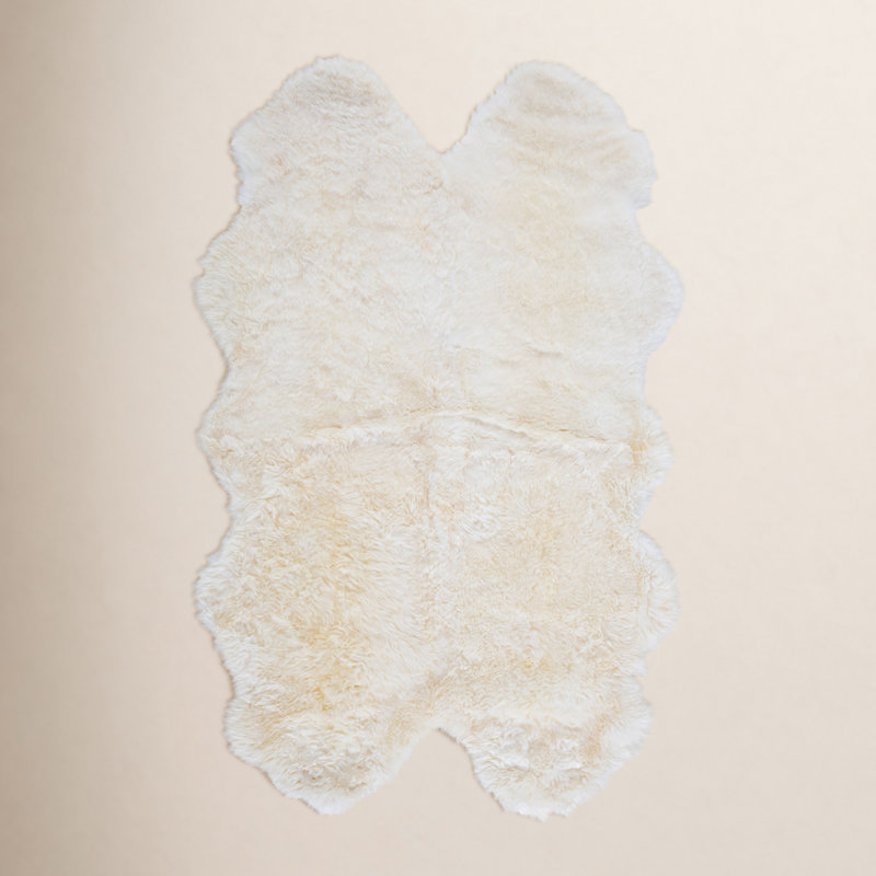 Mera Handmade Sheepskin White Area Rug, Rectangle 4' x 6'