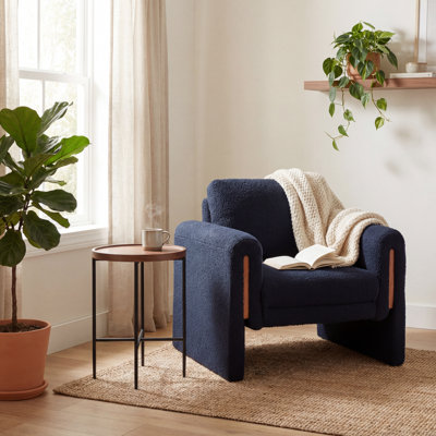 Fauteuil rembourré de 35 po de largeur avec accoudoirs et base fermée