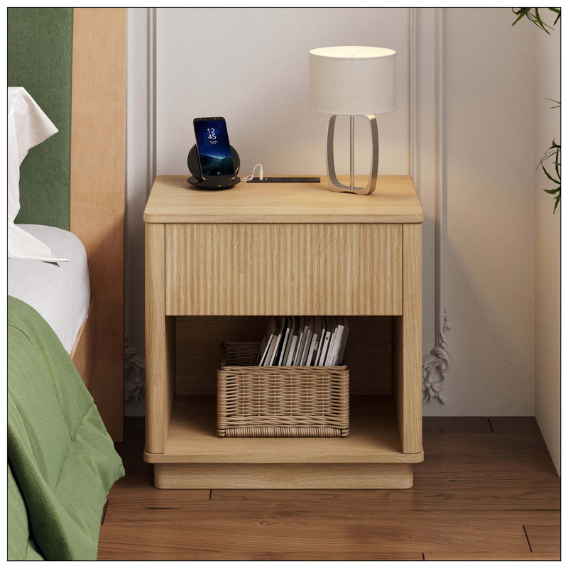 L'ensemble de 2 tables de chevet Charging comprend deux tables de chevet assorties avec des stations de charge intégrées et des tiroirs pour un rangement organisé