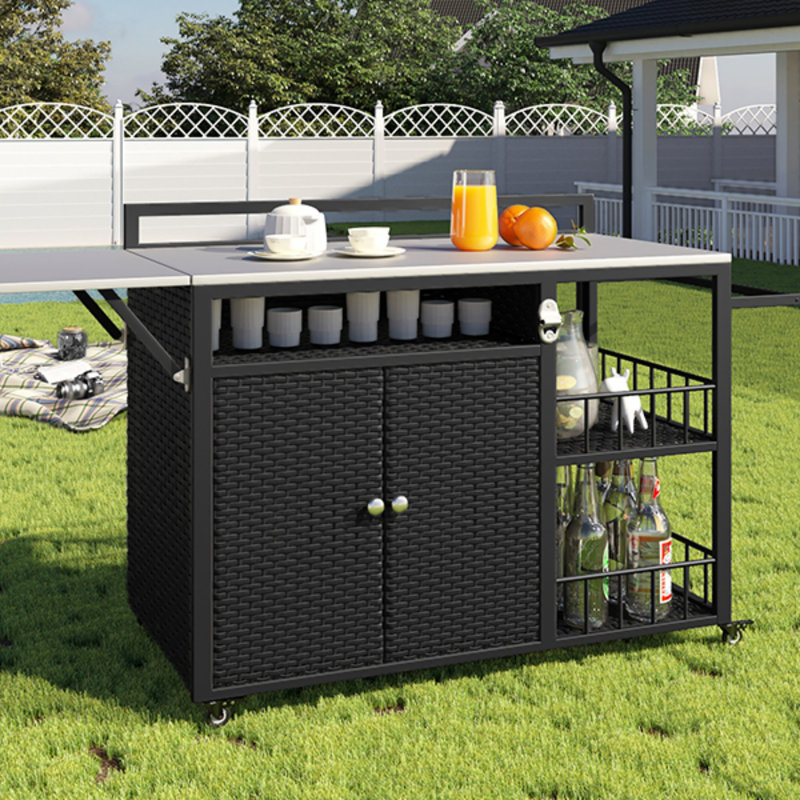 Îlot de cuisine extérieur multifonctionnel de 63,5 pouces avec plateau de table pliable, grand rangement et ouvre-bouteille intégré pour une utilisation polyvalente