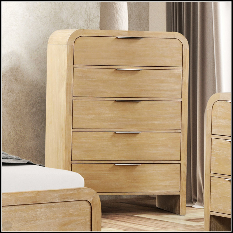 Commode de style transitionnel avec poignées en métal et tiroirs en queue d'aronde pour un rangement durable et élégant dans la chambre à coucher