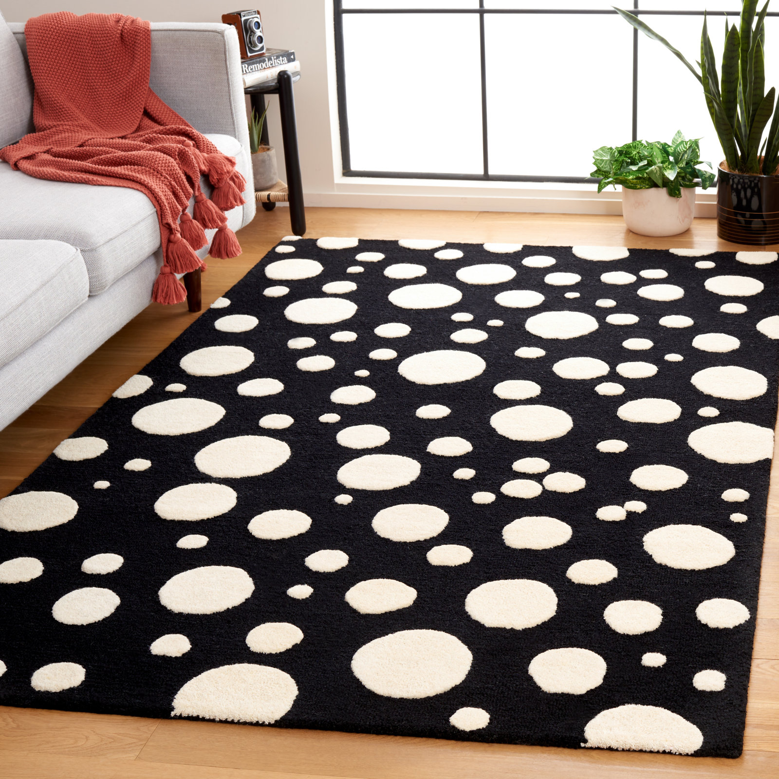 Kavika Black Ivory Hand-Woven Rug, Rectangle 5' x 8'