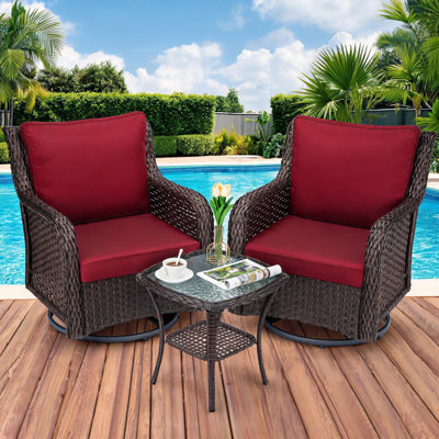 Ensemble bistro de patio pivotant en rotin tressé durable, 3 pièces, avec chaises rembourrées pivotantes à 360° et table d'appoint en verre trempé, idéal pour le jardin, le porche ou la terrasse. Parfait pour le jardin, la véranda ou le patio.