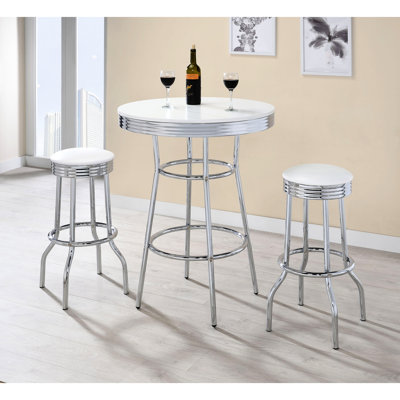 Table de pub 3 des années 1950 avec tabourets rembourrés blancs, base galvanisée, agencement de salle à manger moderne à la maison pivotant avec barre Midge, plateau de table en bois et métal, style de pièce