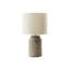 Lampe de table Rumi avec détails en grain, base en résine taupe, abat-jour tambour ivoire-117054311