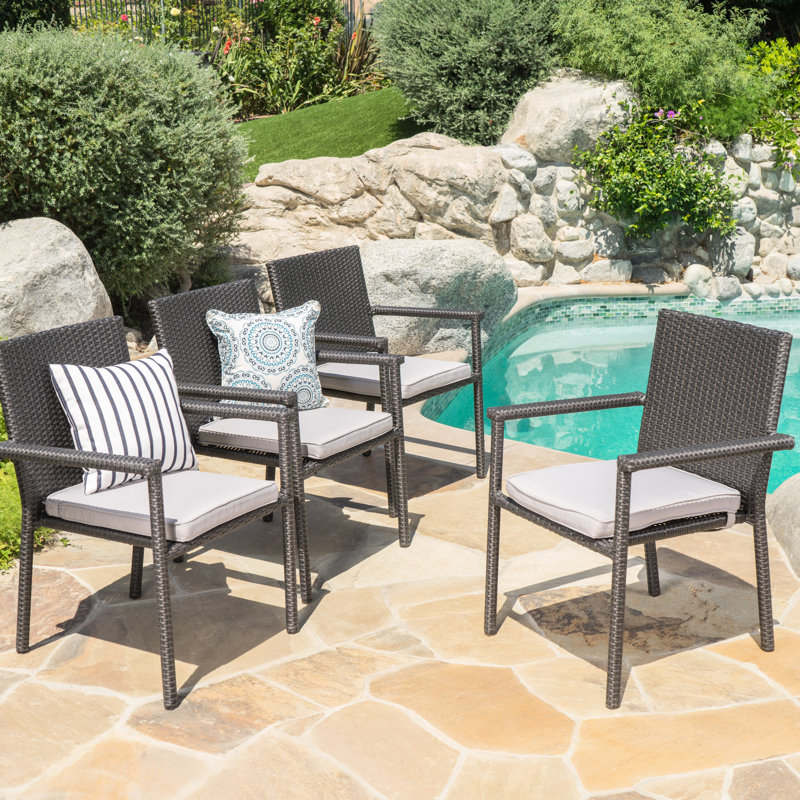 De 4 chaises de patio, coussins 100% rembourrés, fabrication en PE et en fer, sièges d'extérieur empilables et gris, dimensions de 25 x 25 x 35 avec structure confortable, pour plus de commodité, moderne