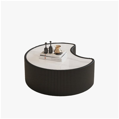 Table basse moderne en cuir fritté clair avec dessus en pierre de forme irrégulière pour salon (chaque plateau de table possède un motif gris unique)