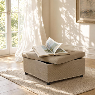 Repose-pieds avec rangement, repose-pieds capitonné, repose-pieds à garniture cloutée, repose-pieds carré avec rangement, table basse rembourrée, rangement pour chambre à coucher, décoration de salon, repose-pieds gris clair, petit mobilier, décoration intérieure.