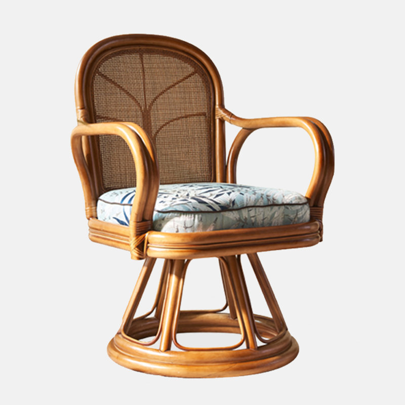 Fauteuil pivotant d'appoint en rotin tressé de style nordique pour le salon.