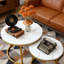 Ensemble 2 tables basses gigognes à plateau blanc et gris, cadre doré, tables rondes en marbre et motif circulaire, salon, chambre à coucher, appartement, table de chevet simple, industrielle