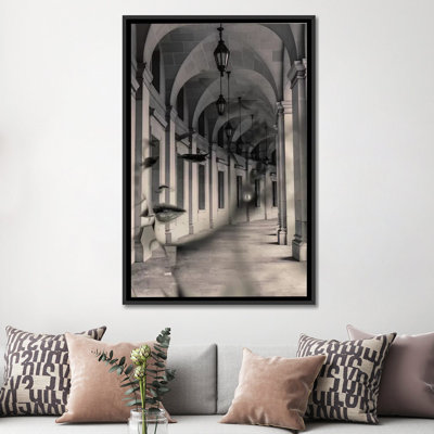 «Arch Girl» par Tatiana Amrein, impression sur toile tendue
