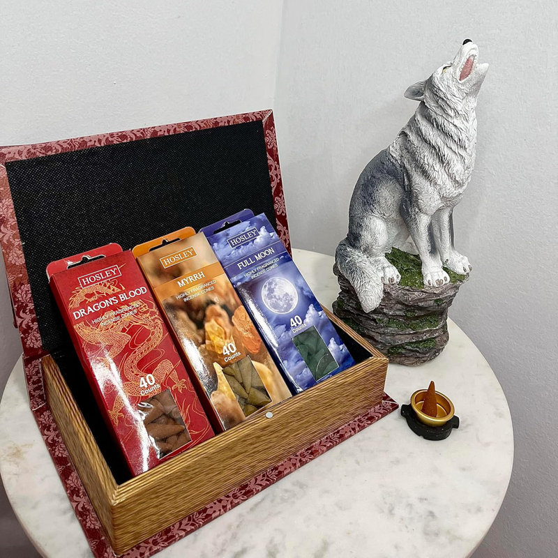 Ensemble de 120 boîtes-cadeaux Hosley dans une boîte-cadeau rouge. Comprend 40 cônes de sang de dragon, de myrrhe, de pleine lune et un support à cône en résine pour le loup, idéal pour l'aromathérapie à domicile