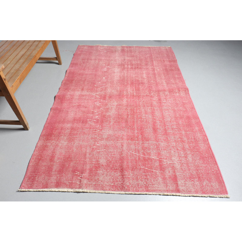 Tapis traditionnel turc rose avec un design rétro pour la décoration intérieure et les espaces de vie