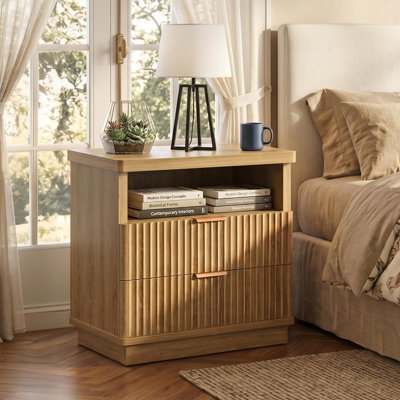 Table de chevet cannelée de style moderne du milieu du siècle, table de chevet de 58 cm avec poste de recharge et 2 tiroirs, table d'appoint en bois pour chambre ou salon