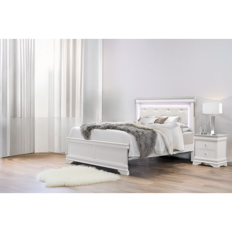 Cynthie White Faux Leather Upholstered Tufted LED Panel Bedroom Set, Très grand