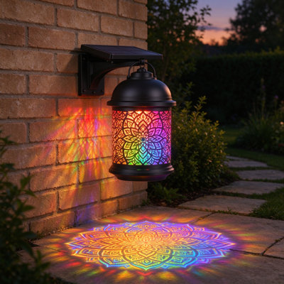 Lanterne solaire d'extérieur à projection mandala, applique murale suspendue à 7 couleurs changeantes, motif XL de 50 cm, métal noir mat, éclairage crépusculaire pour porche, terrasse et jardin.