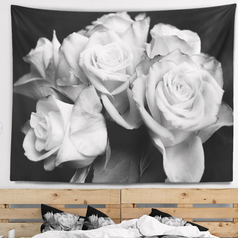 Tapisserie noir et blanc floral bouquet of roses, H 68 po x l 80 po