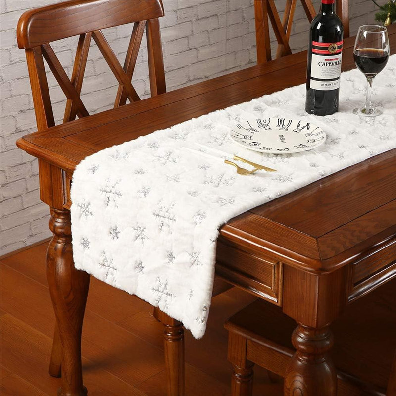 Chemin de table en fausse fourrure de Noël avec flocons de neige à paillettes argentées, décoration de table de luxe épaisse et très douce pour Noël, 15 po x 70 po