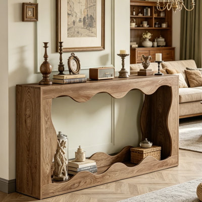 Console 75,6 po en grain de bois naturel avec découpe ondulée, entrée de ferme et table derrière le canapé