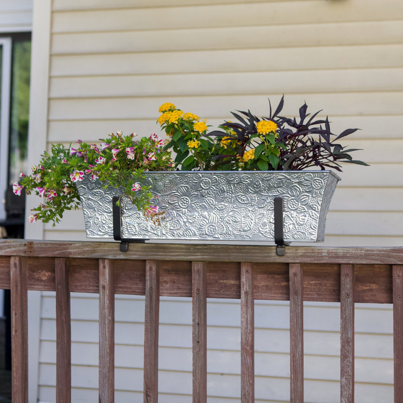 Nekeysha Metal Railing Planter